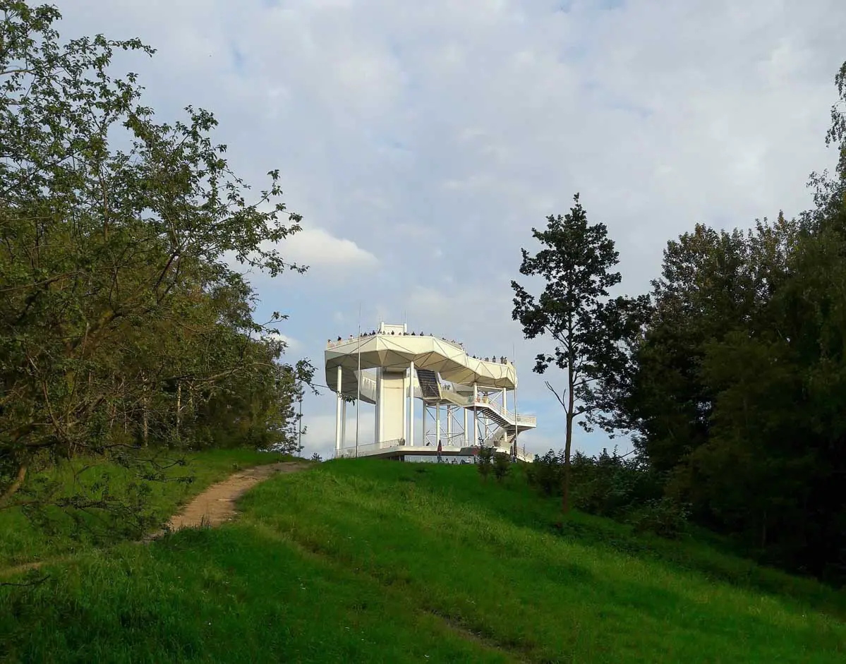 Aussichtspunkt Wolkenhain auf einem Hügel in den Gärten der Welt in Berlin-Marzahn