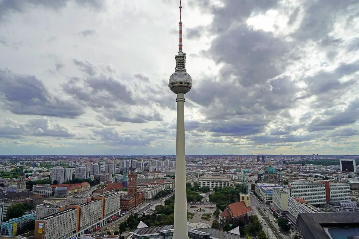 Aussicht auf den Fernsehturm am Alexanderplatz vom Hotel Park Inn