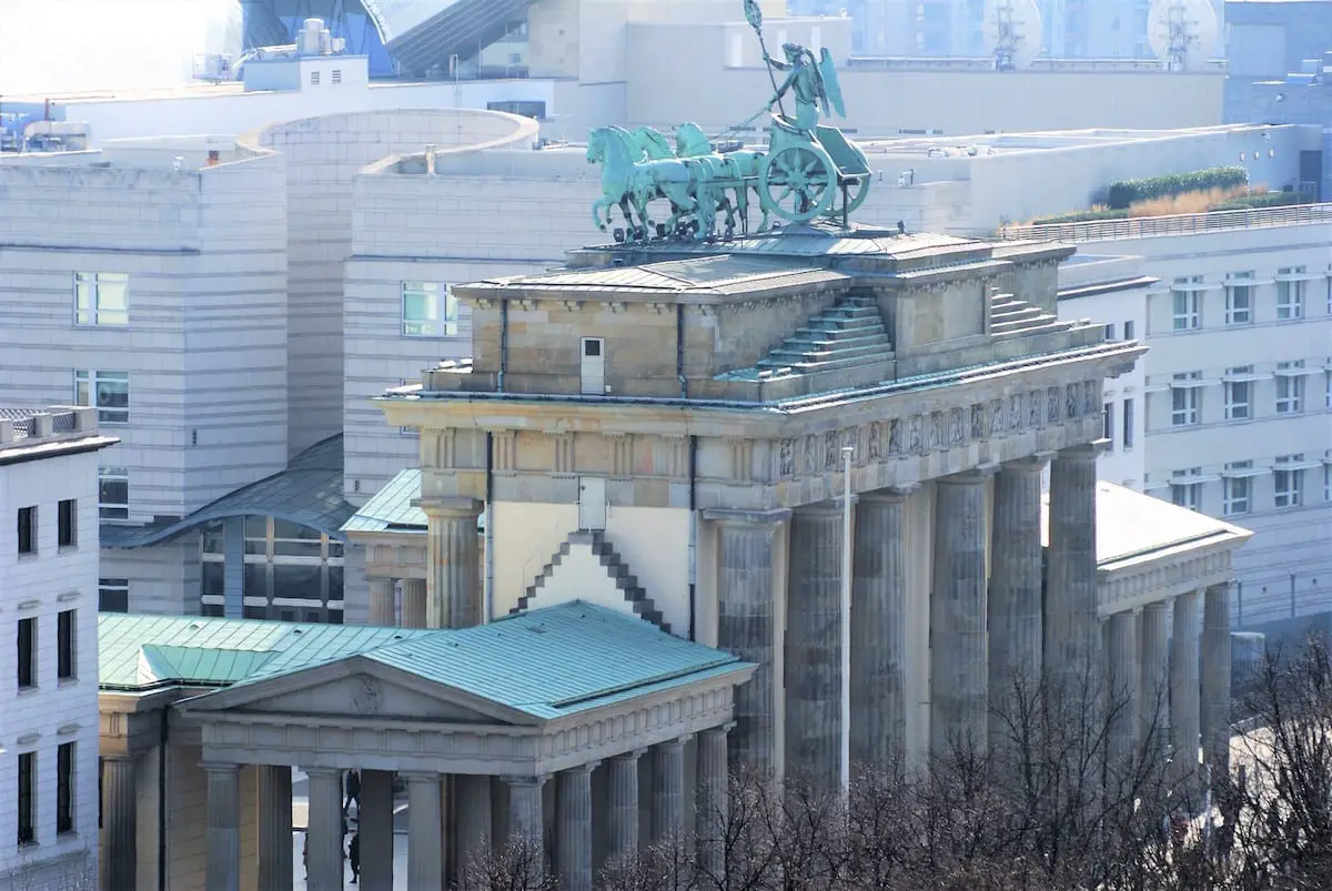 Aussicht vom Reichstag auf das Brandenburger Tor in Berlin