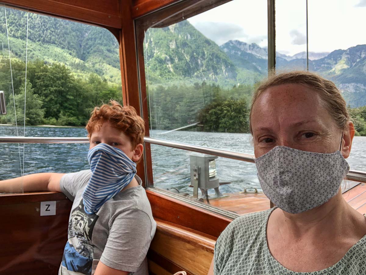 Mit Mund-Nasen-Masken auf dem Ausflugsschiff in Slowenien