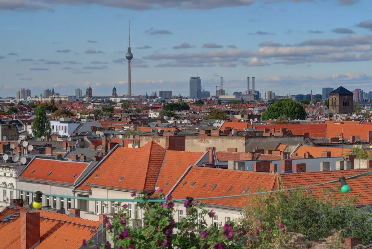Blick vom Klunkerkranich über die Dächer von Berlin - Neukölln
