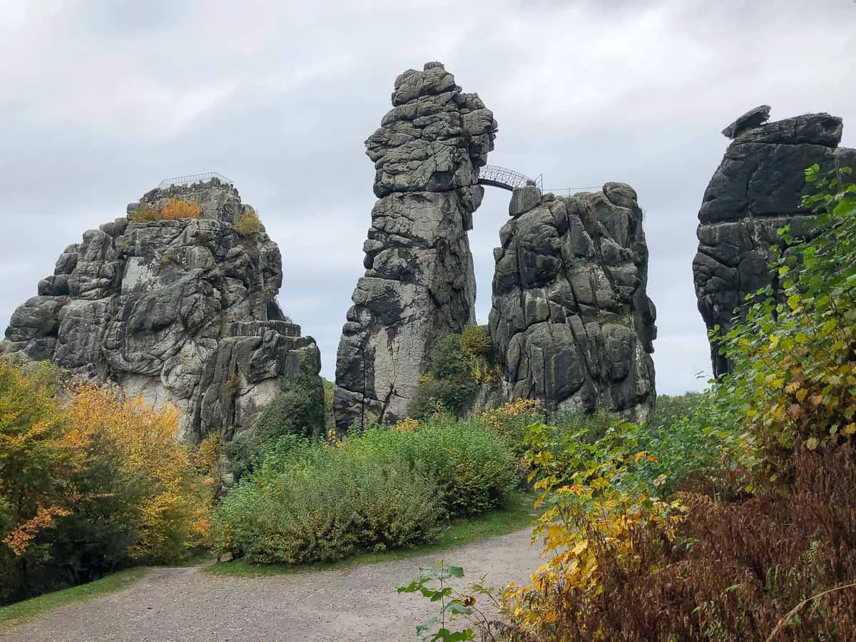Die schrägen Felsentürme der Externsteine im Teutoburger Wald
