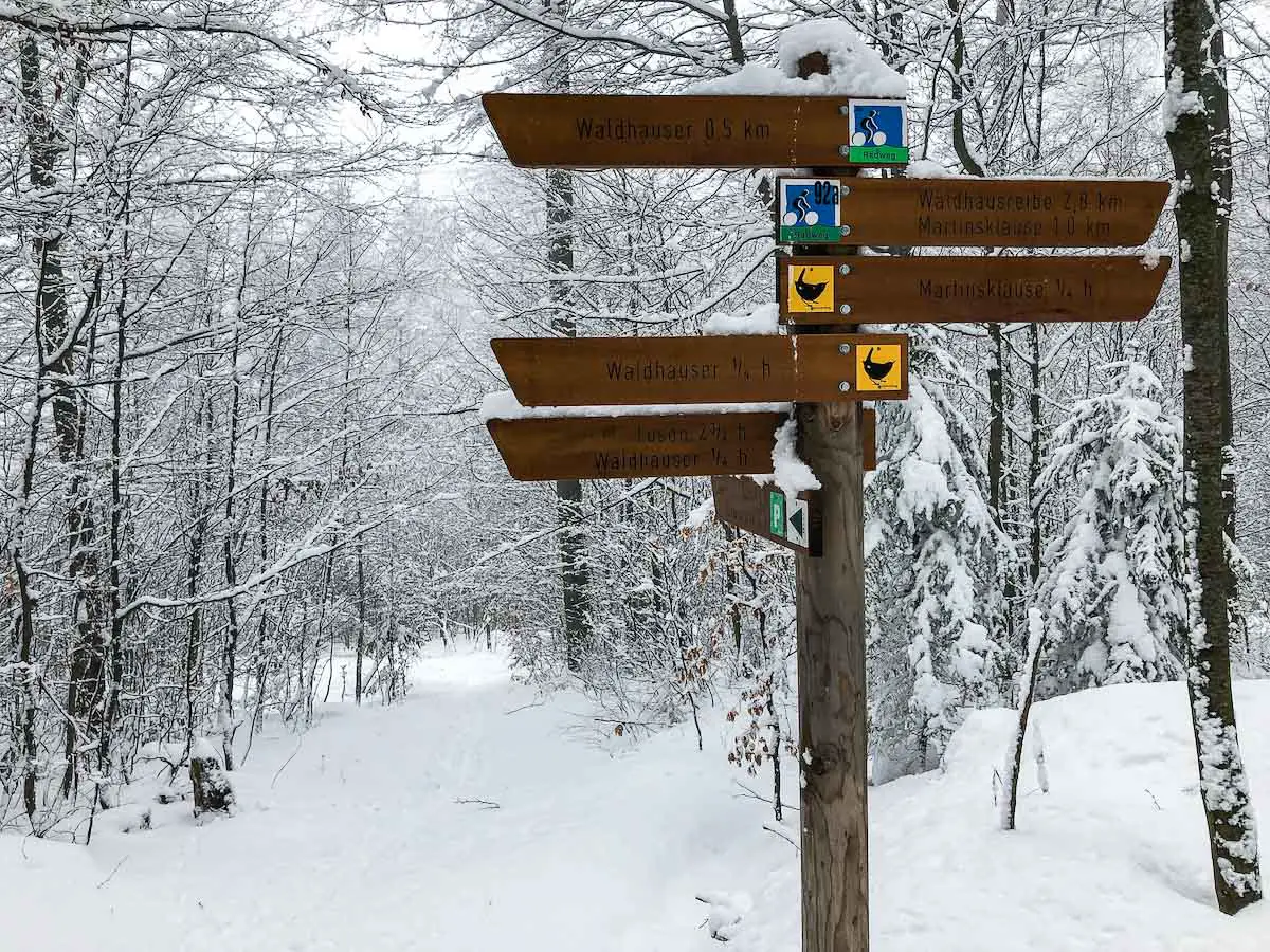 Wegweiser für Winterwanderwege im Bayerischen Wald