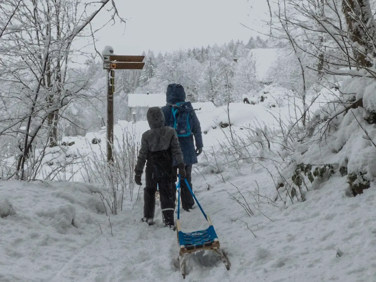 Winteruralub Bayerischer Wald - Kinder mit Schlitten