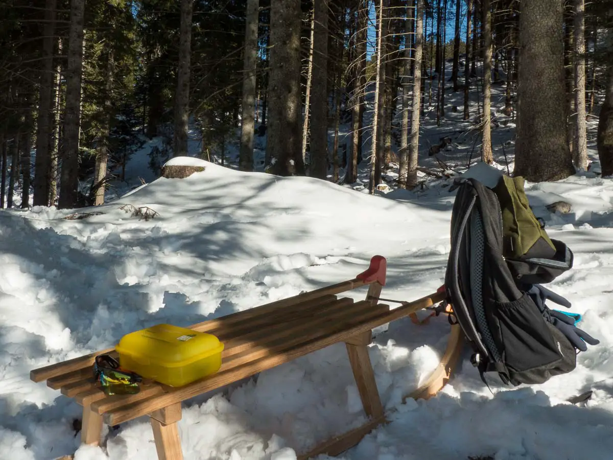 Thermoskanne, Brotbox, Rucksack, Schlitten: Ausrüstung zum Winterwandern, Rodeln und Schlittenfahren mit Kindern
