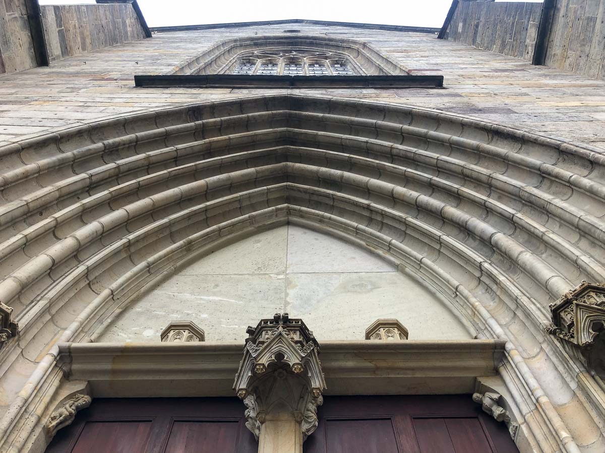 Portal der gotischen Predigerkirche in Erfurt