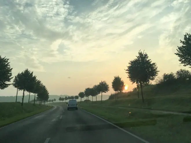 Straße bei Sonnenaufgang