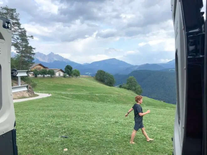 Blick aus Wohnmobil in Berge mit Kind