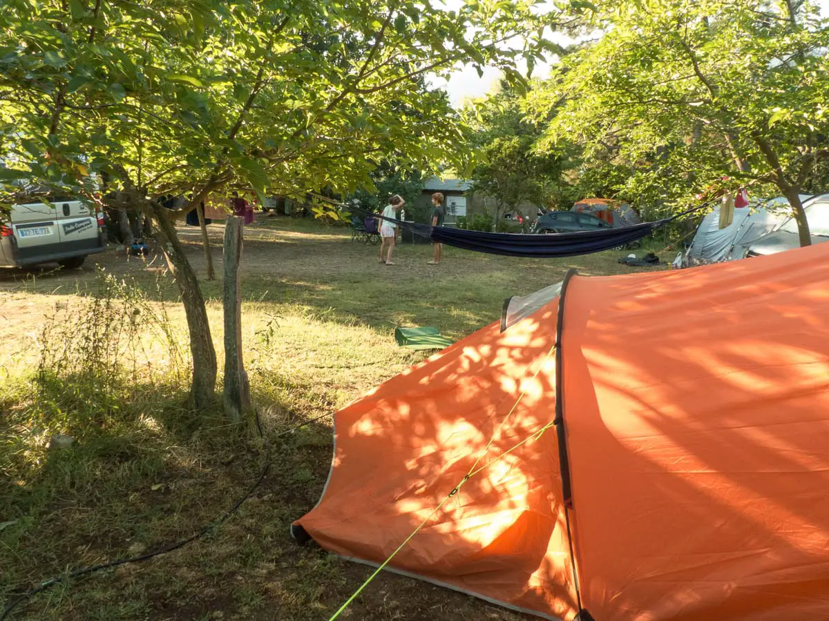 Camping im Zelt unter Bäumen auf Korsika