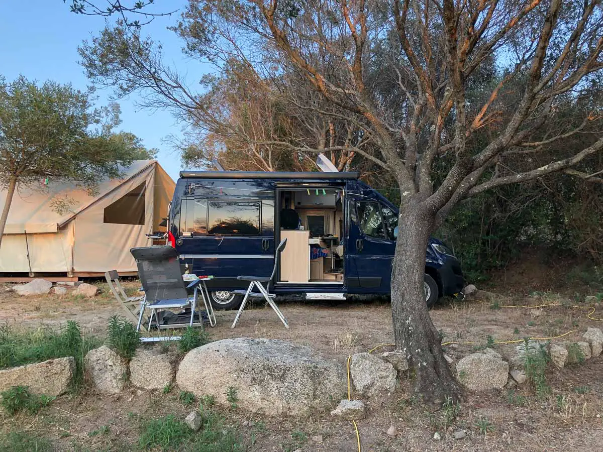 Wohnmobil und Safarizelt auf einem Campingplatz auf Korsika
