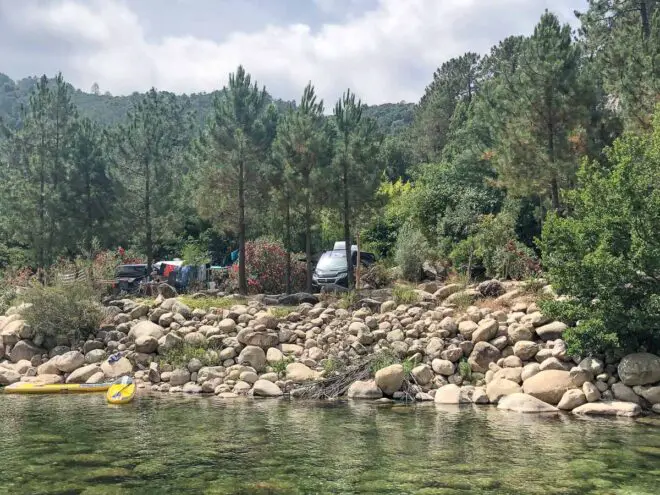 Camping auf Korsika direkt am Fluss