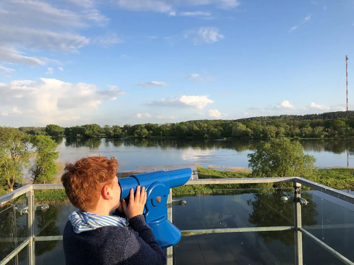 Kind auf dem Grenzturm Lenzen an der Elbe