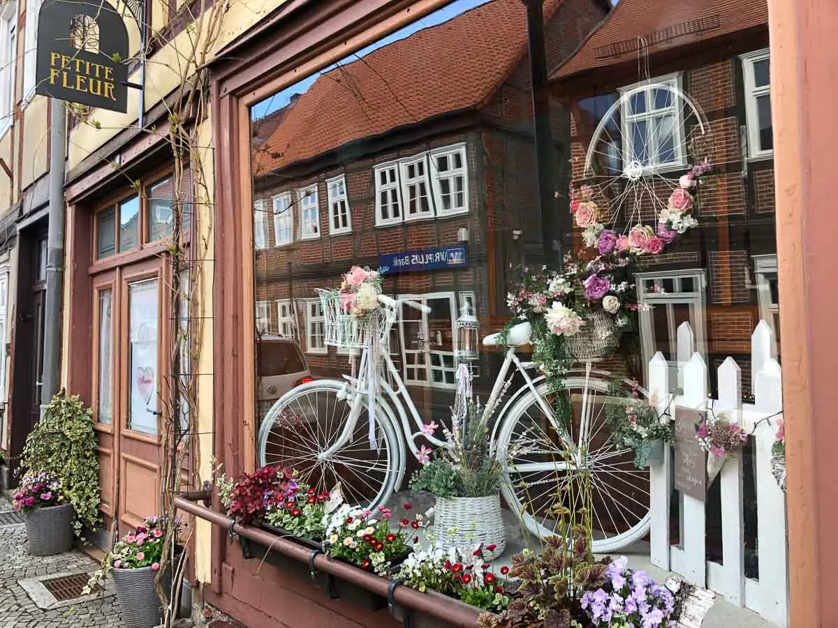 Fahrrad im Schaufenster in der Altstadt von Lenzen an der Elbe (Prignitz / Brandenburg)