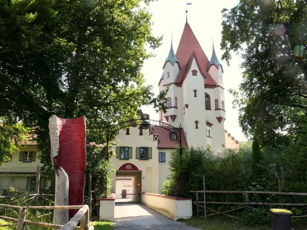 Portal der mittelalterlichen Burg Kaltenberg bei München