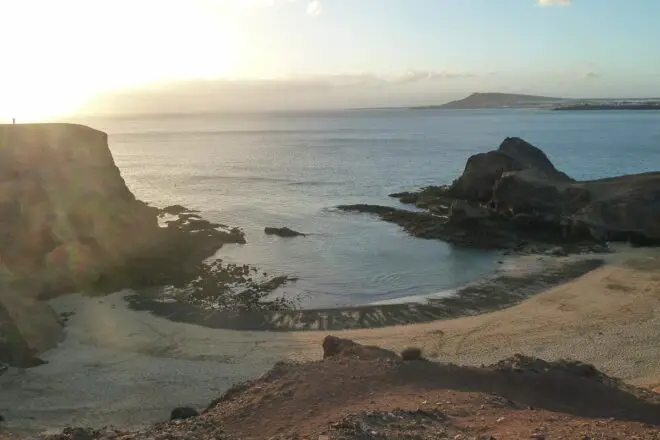 Traumstrand Papagayo auf der Kanarische Inseln Lanazrote im Sonnenuntergang