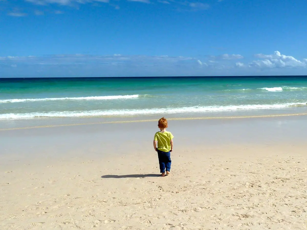 Kind am Strand auf Fuerteventura