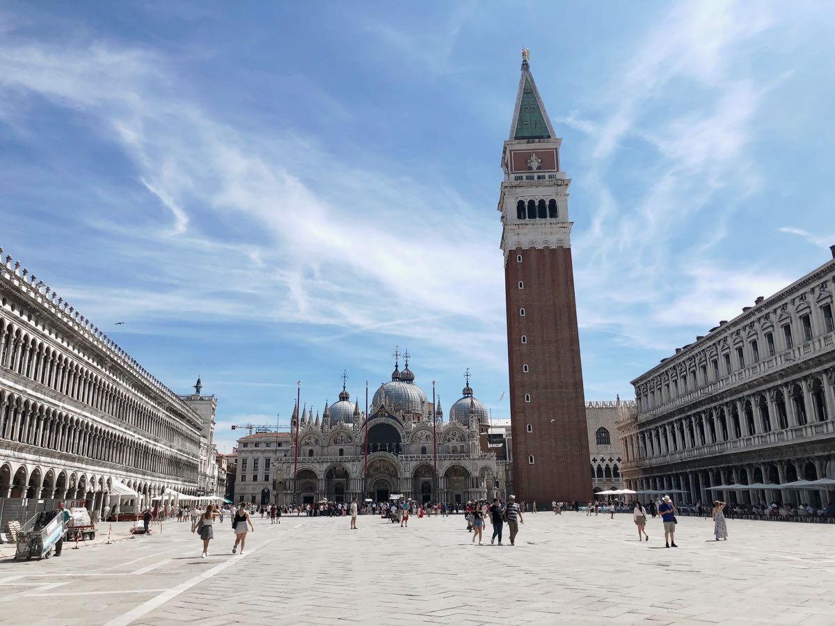 Markusplatz in Venedig mit Markusturm, Kathedrale, Dogenpalast und den Prokuratien