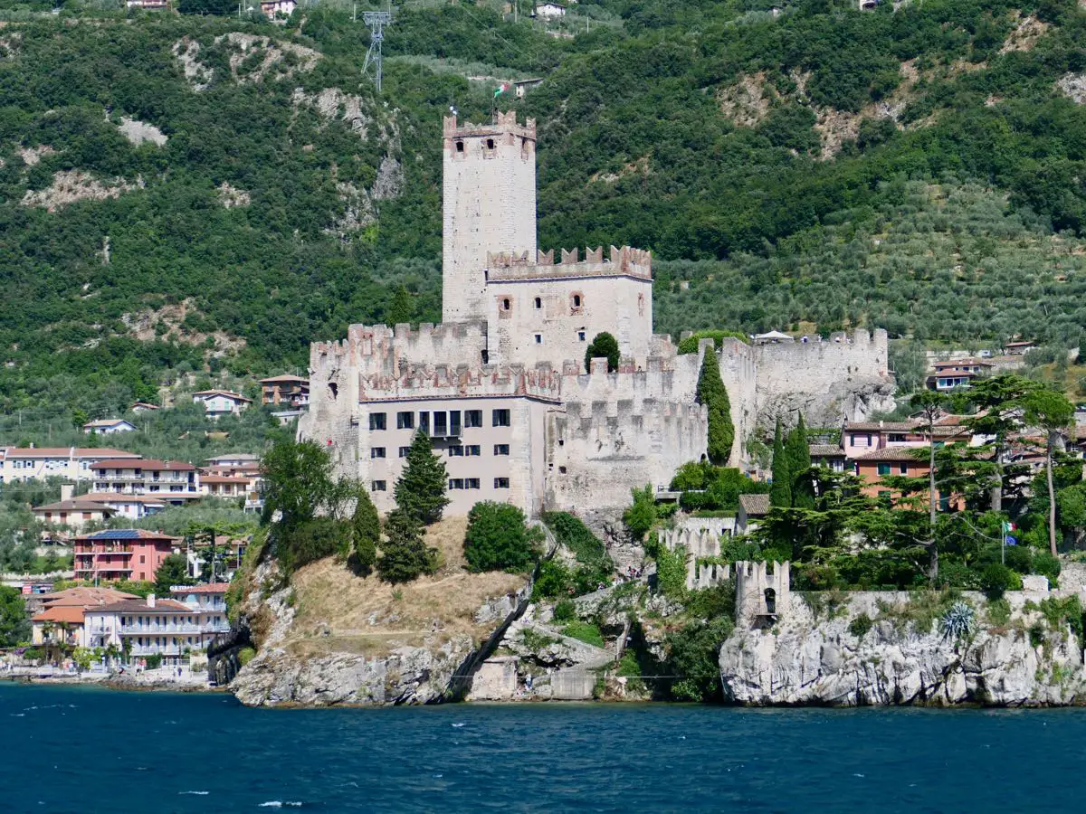 Burg von Malcesine vom Gardasee aus gesehen