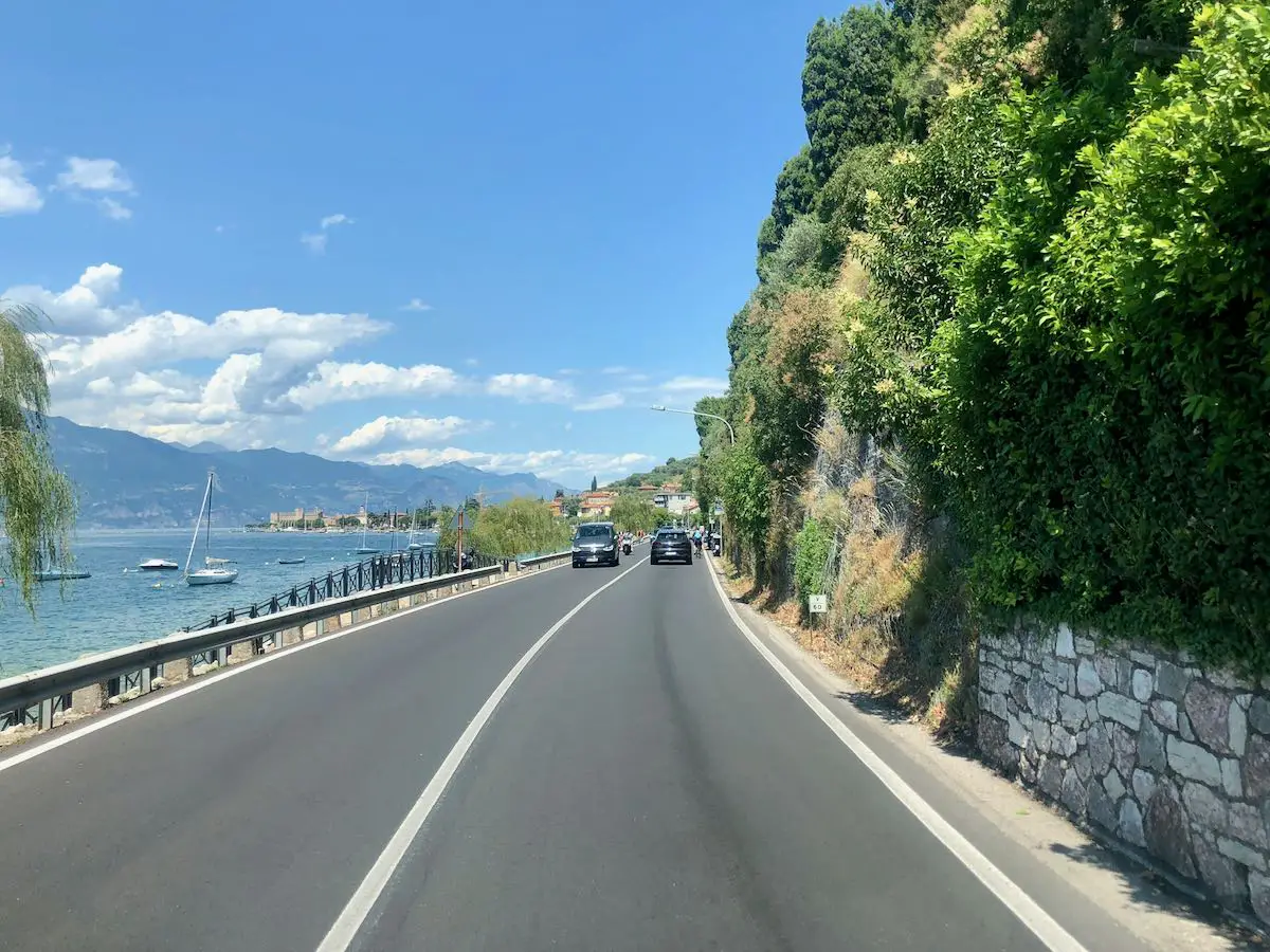 Gardesana - Die Straße folgt dem Gardasee am Ostufer