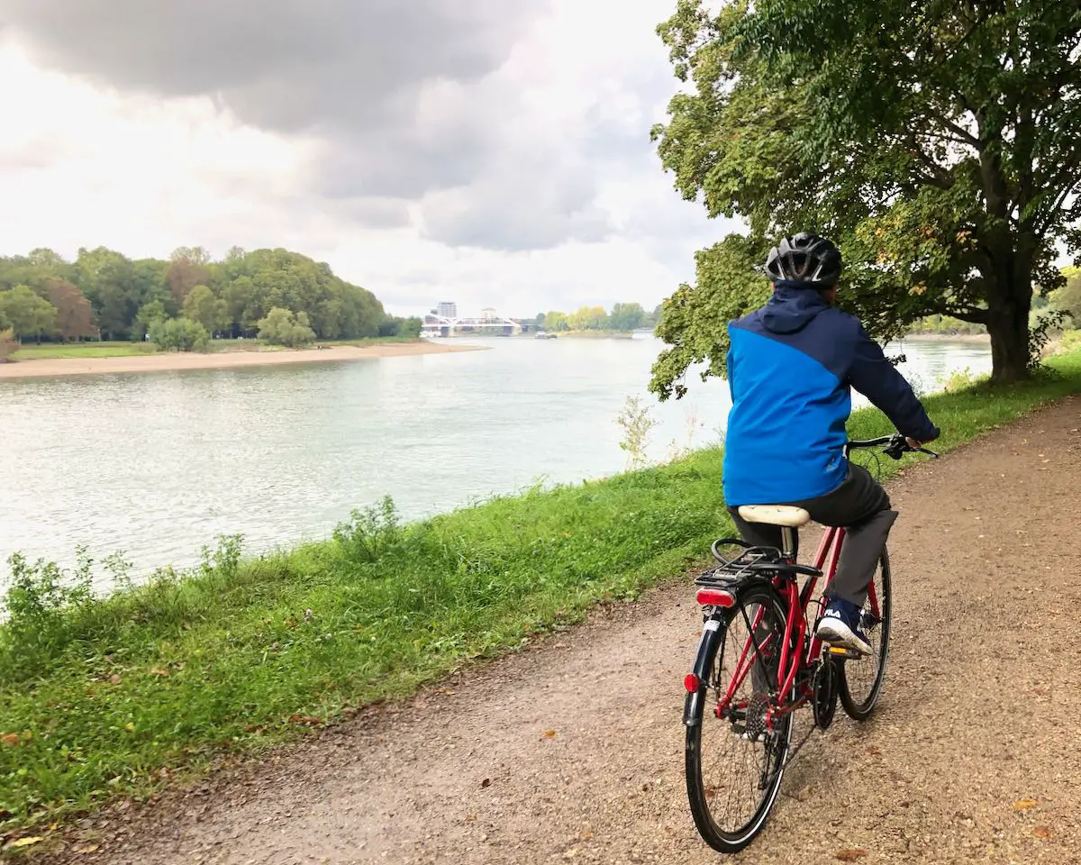 Kinder beim Fahrrad fahren in Mannheim am Rhein