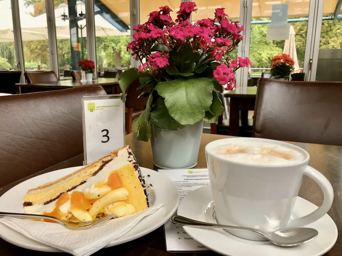 Kaffee und Kuchen im Restaurant Pflanzenschauhaus im Luisenpark Mannheim