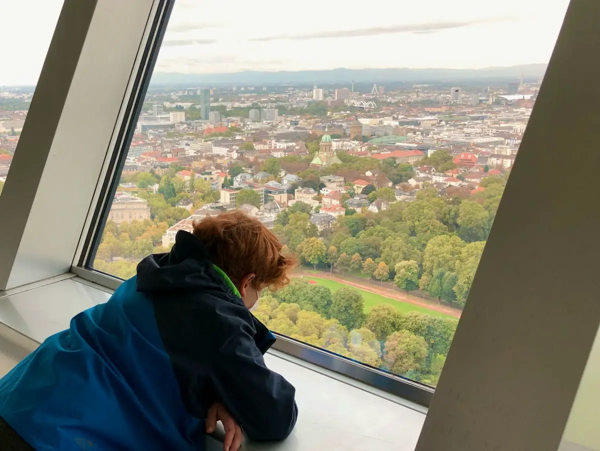 Ausblick auf MAnnheim mit Kind vom Fernmeldeturm