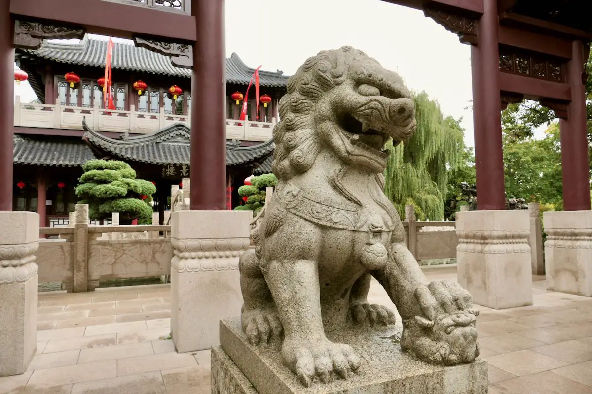 Löwe vor dem chinesischen Teehaus im Luisenpark Mannheim