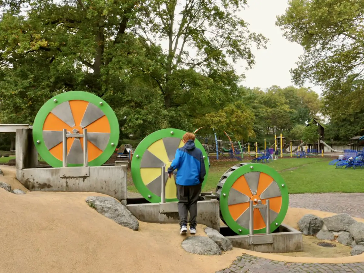 Wasserspielplatz im Luisenpark Mannheim mit Kindern