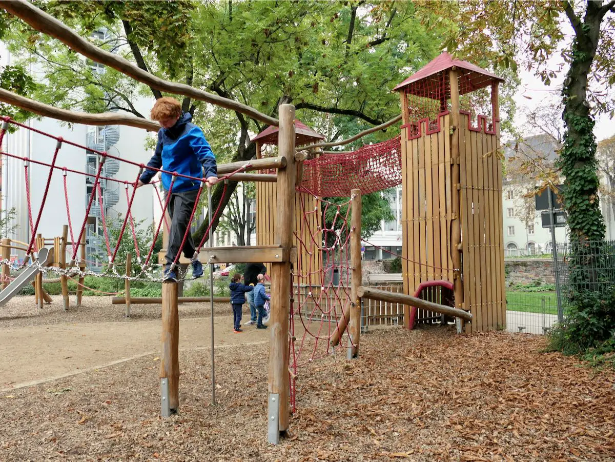 Spielplatz Lauergärten in den Quadraten von Mannheim mit Kindern