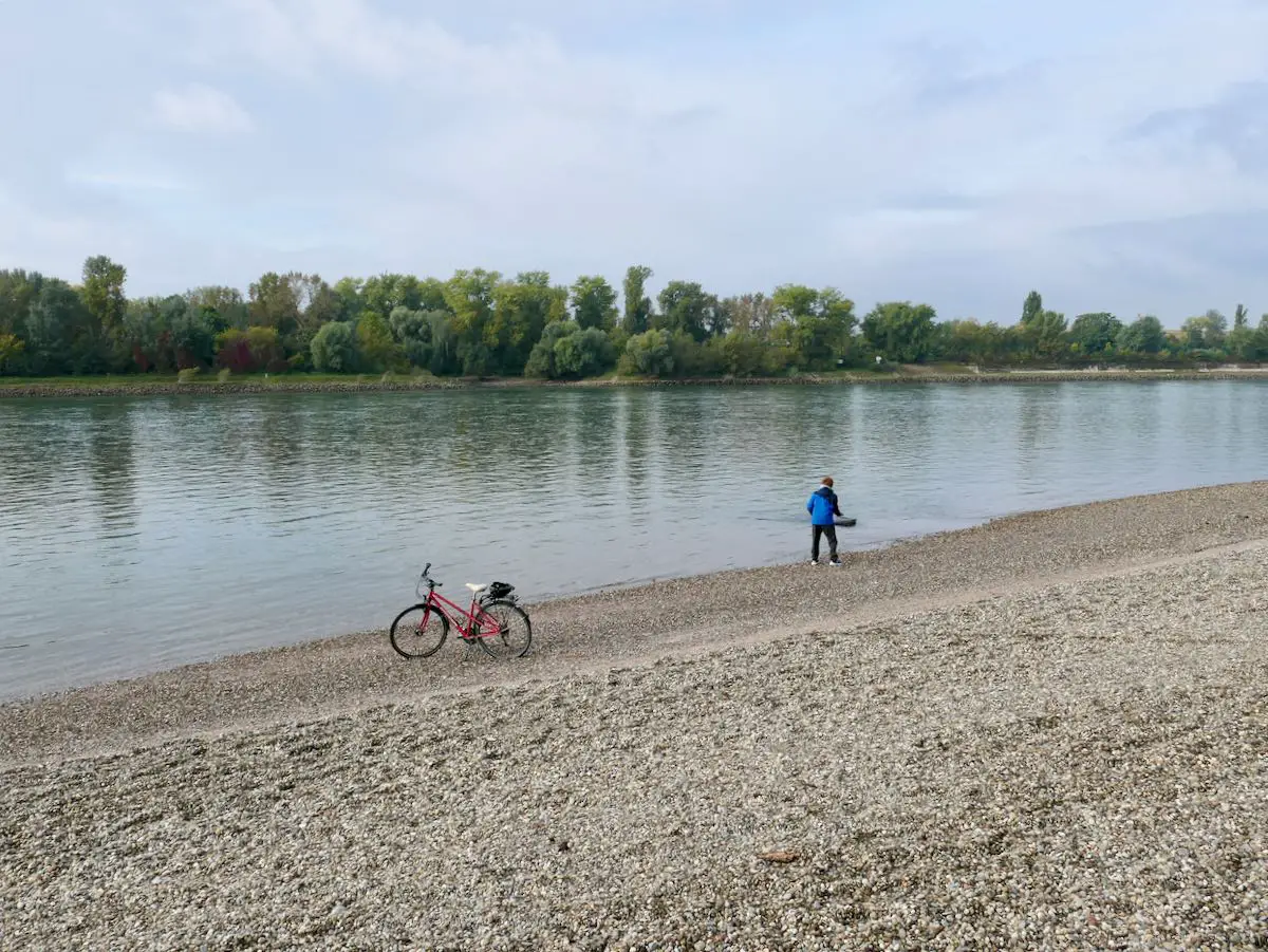 Kind mit Fahrrad am Rhein im Strandbad Mannheim Mannheim