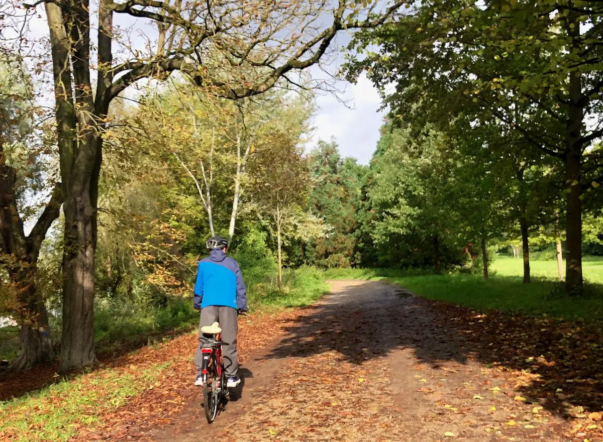 Kind beim Fahrradfahren in Mannheim im Herbst