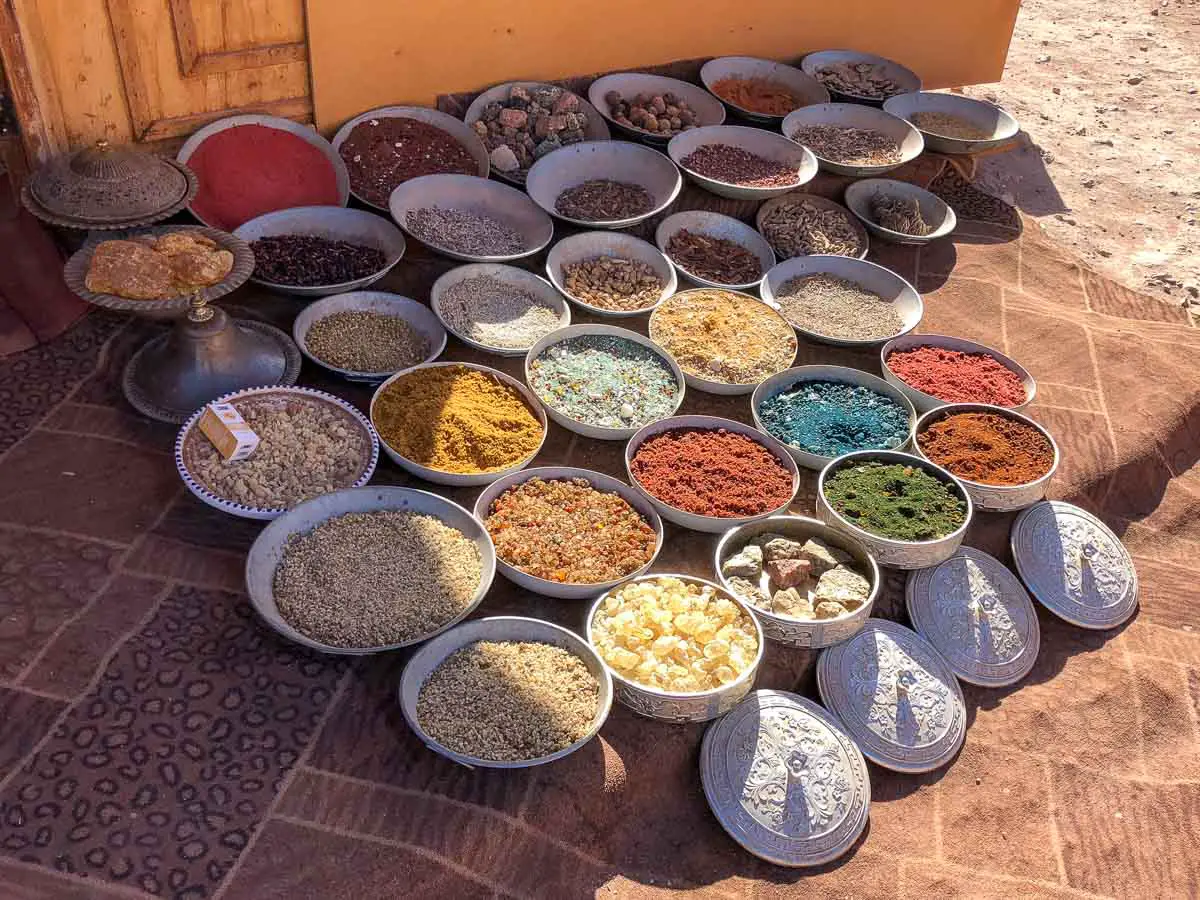 Gewürze und Färbemittel auf einem Markt in Jordanien