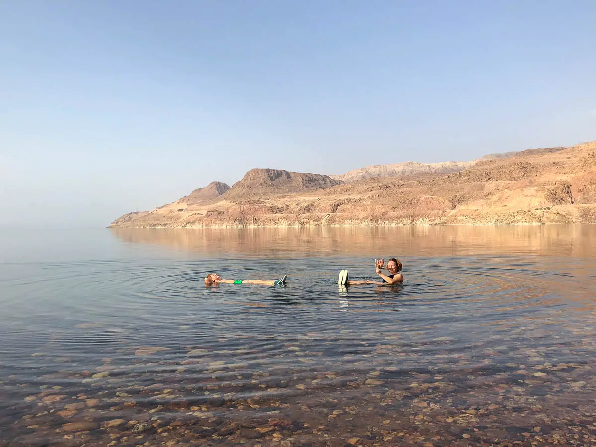 Schwerelos baden im Toten Meer in Jordanien