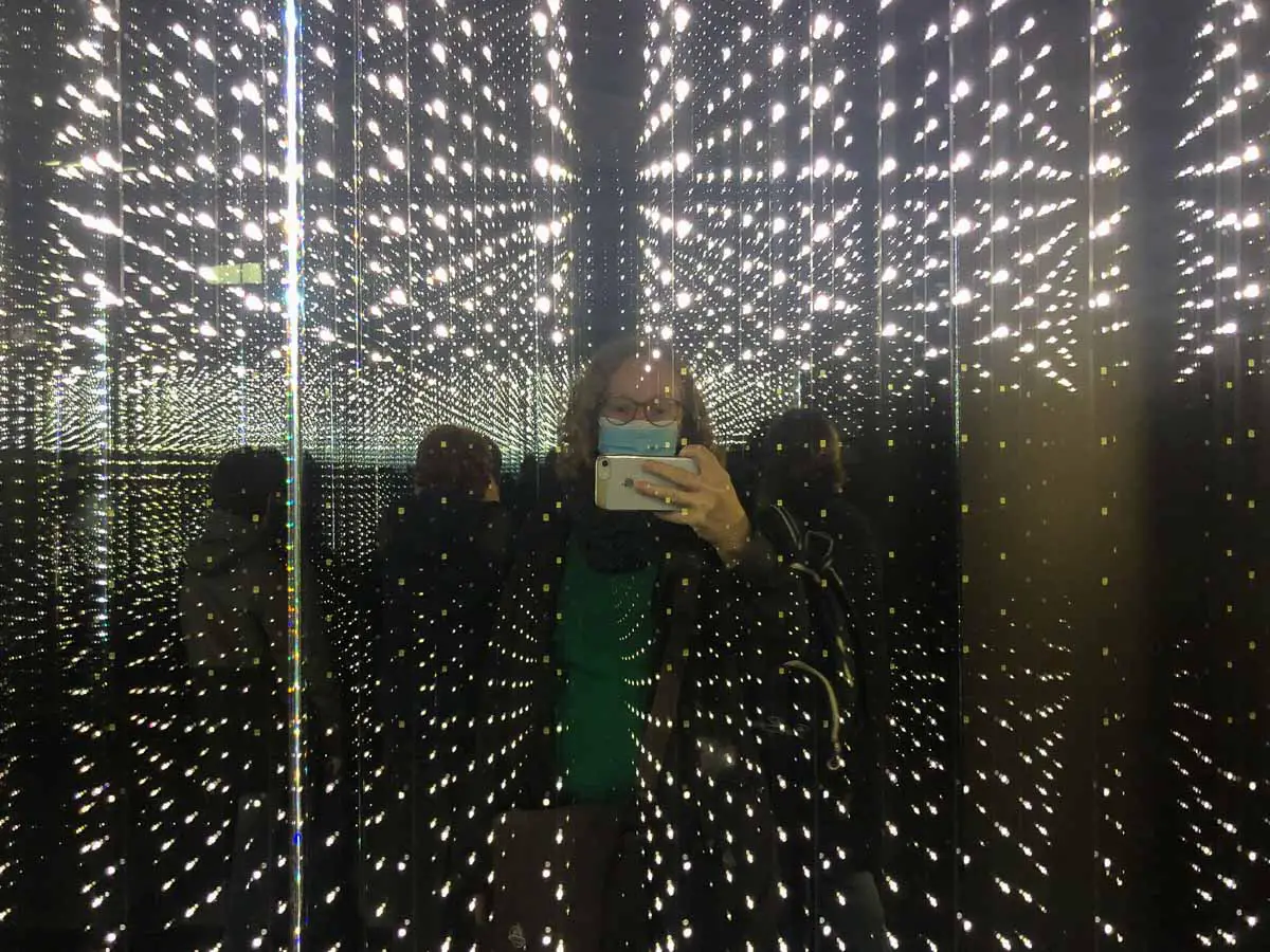Lichteffekte im Aufzug des Futurium Berlin