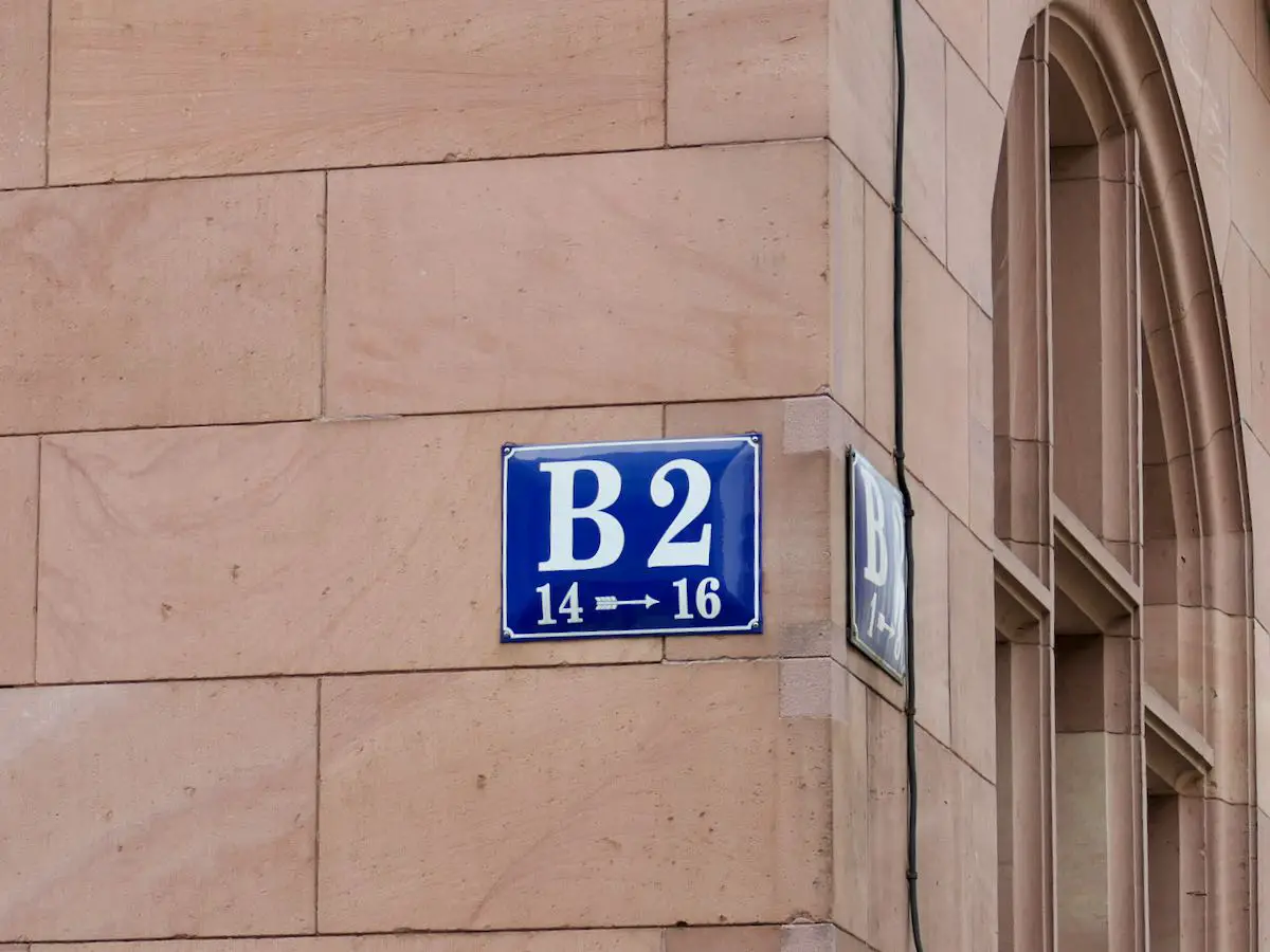 Straßenschild in der Quadratestadt Mannheim: Quadrat B2