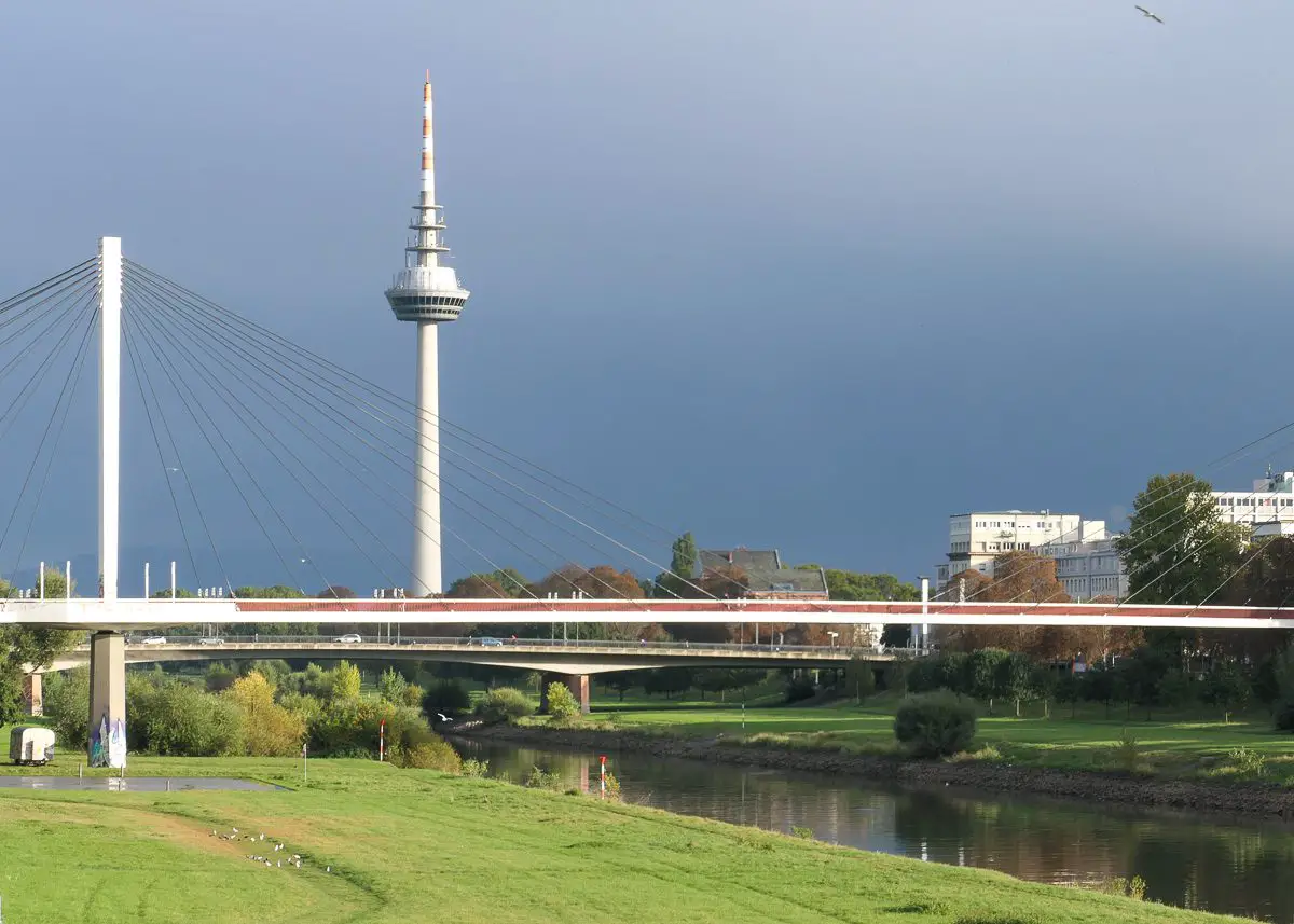 Fernmeldeturm Mannheim von den Neckarwiesen aus