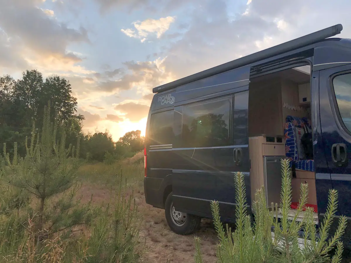 Vanlife bei der Fotoparade: Camper im Sonnenuntergang in Brandenburg
