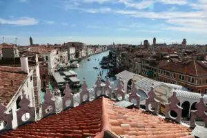 Venedig von oben: Canal Grande mit Rialtobrücke vom Dach des Fondaco Tedesco