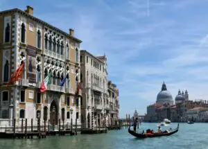 Schifffahrt auf dem Canale Grande in Venedig
