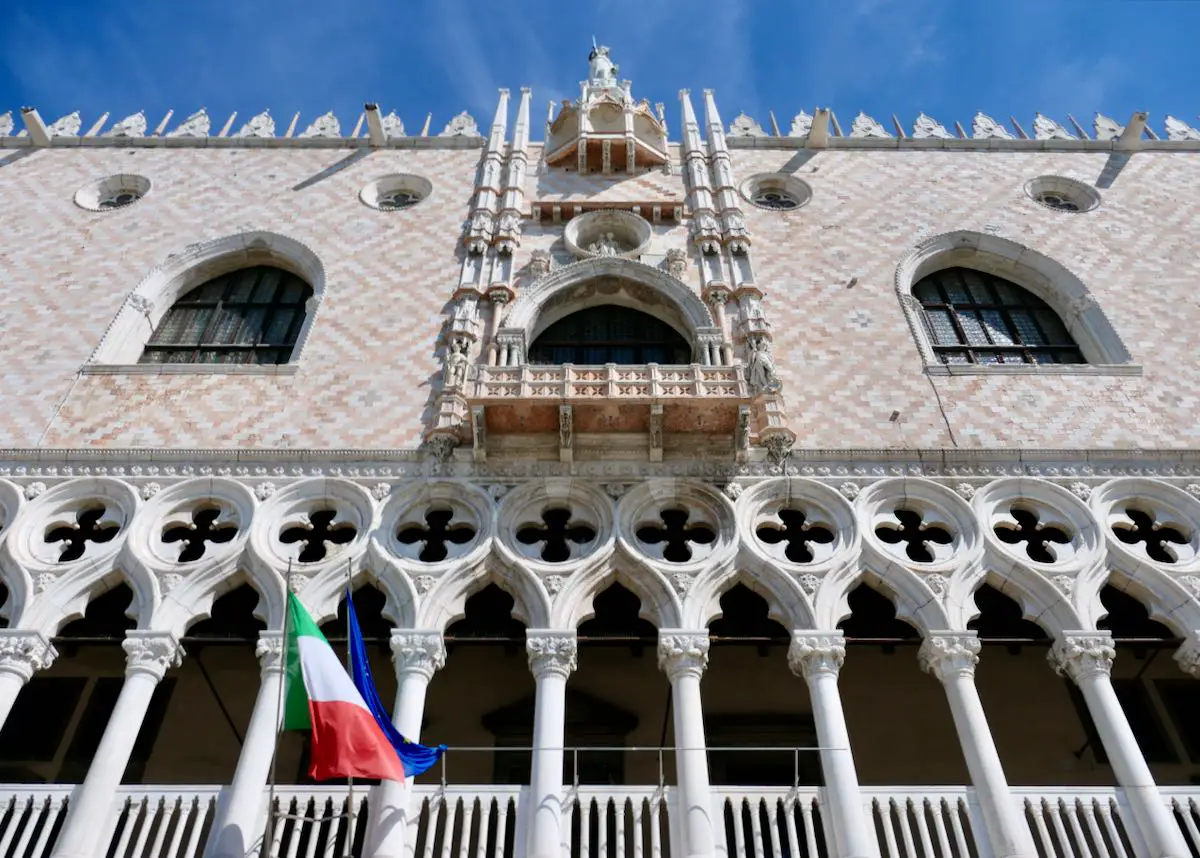 Dogenpalast Venedig - Fassade von unten