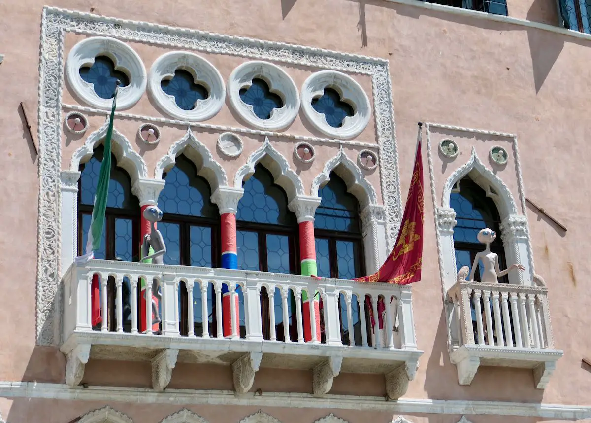 Aliens auf dem Balkon eines Palazzo in Venedig