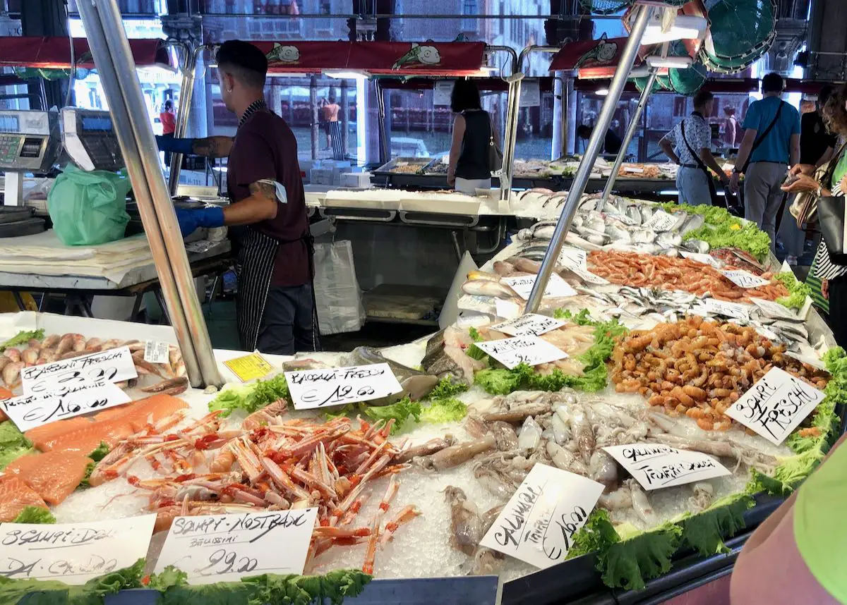 Fisch und Meeresfrüchte auf dem Markt an der Rialtobrücke in Venedig