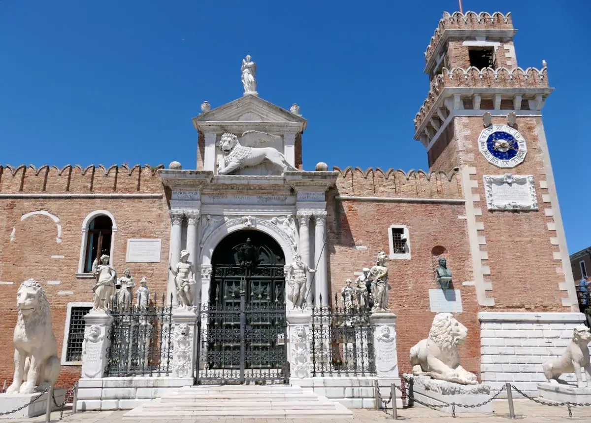 Portal des Arsenale mit Löwen in Venedig
