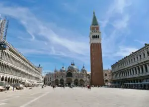 Markusplatz in Venedig ohne Tauben und Touristen