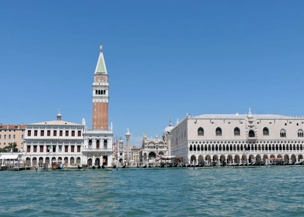 Markusturm, Dogenpalast und Markusdom in Venedig vom Wasser aus