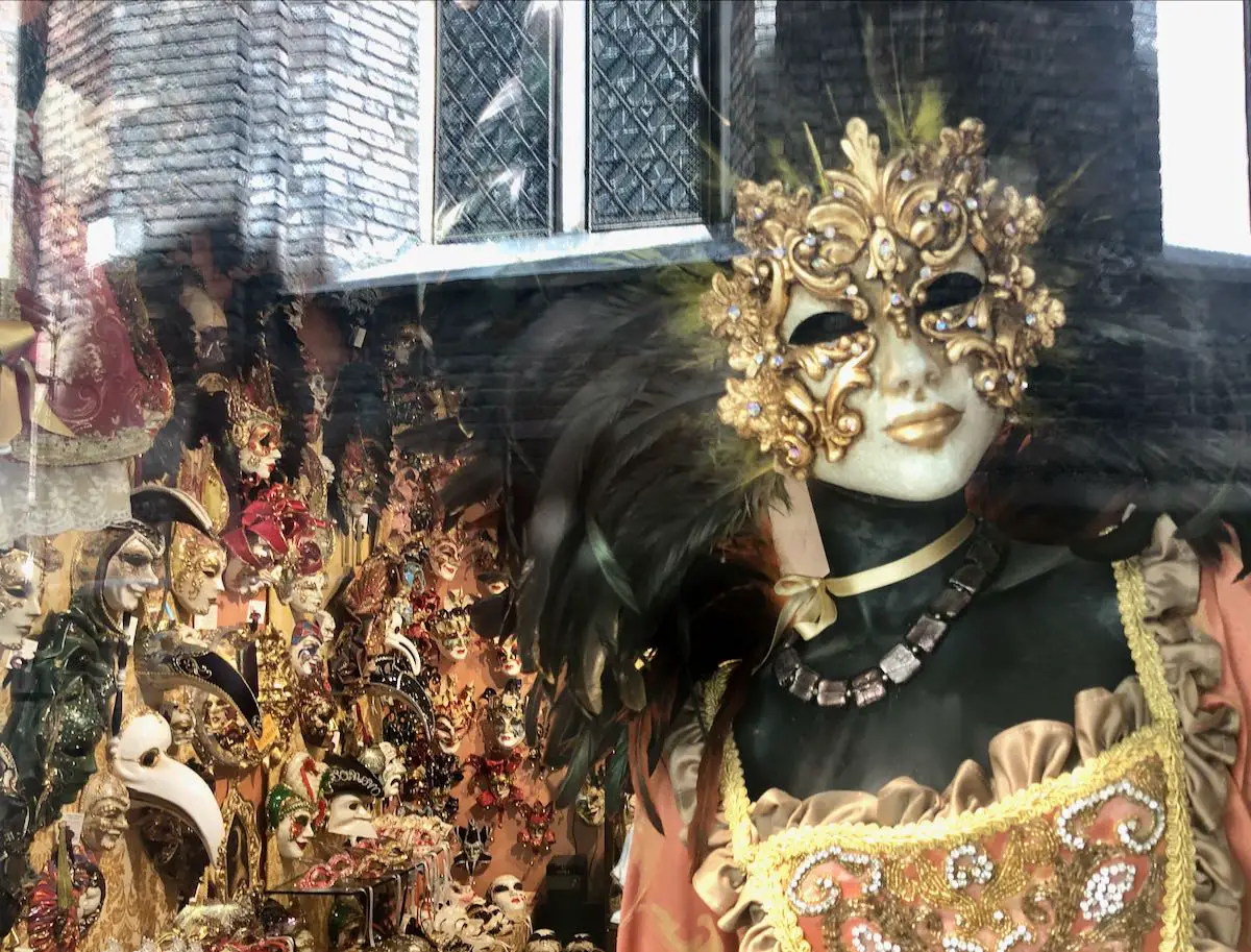 Schaufenster einer Werkstatt für Karnevalsmasken in Venedig
