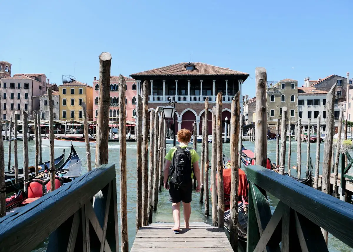 Kind in Venedig am Traghetto-Anleger