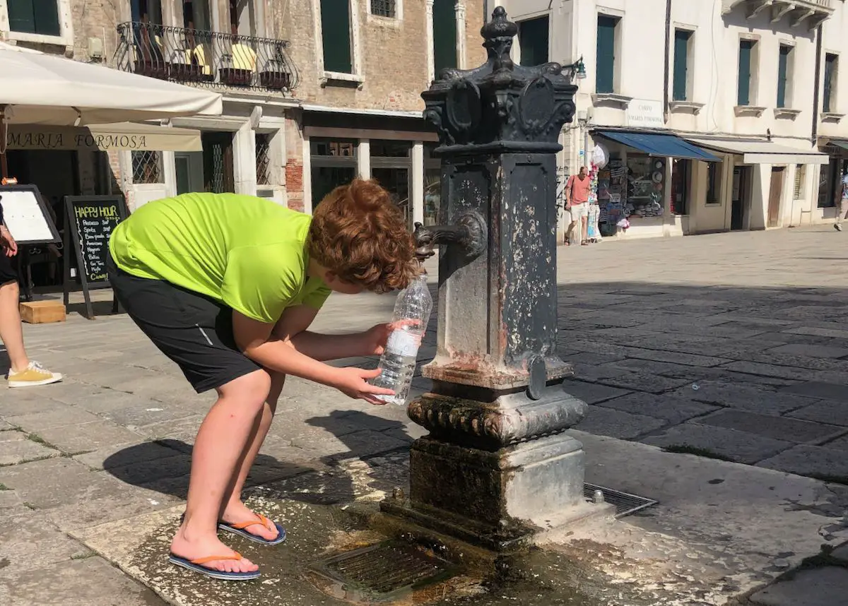 Venedig mit Kindern: Wasser ist nur selten kostenlos wie hier am Trinkwasserbrunnen
