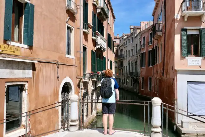 Venedig mit Kind auf Brücke und Blick über einen Kanal