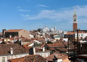 Venedig von oben mit Markusturm und Markusdom